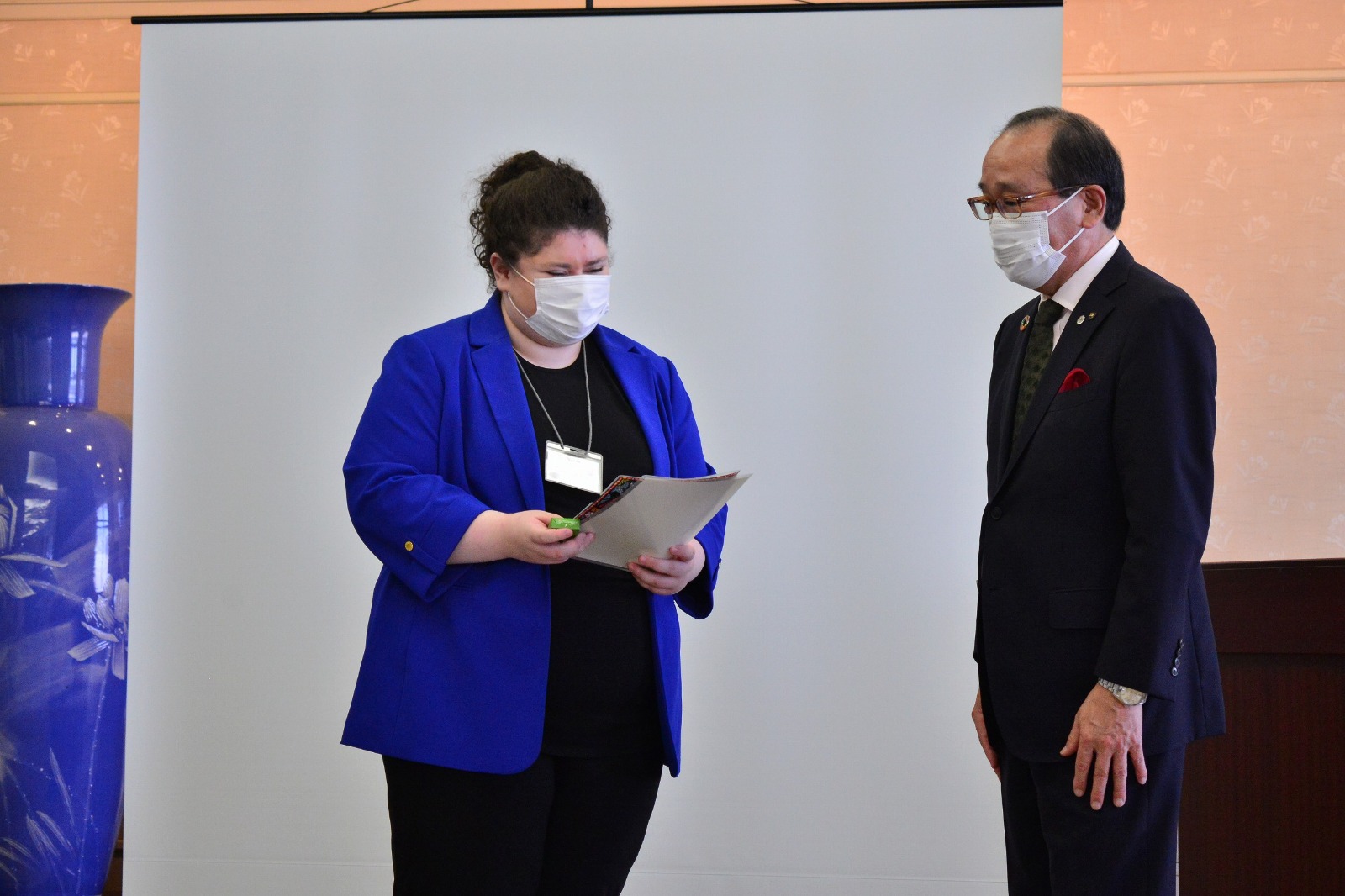 Christelle Barakat receiving a commemorative gift from Mayor Matsui, Mayor of Hiroshima City, on behalf of the group.