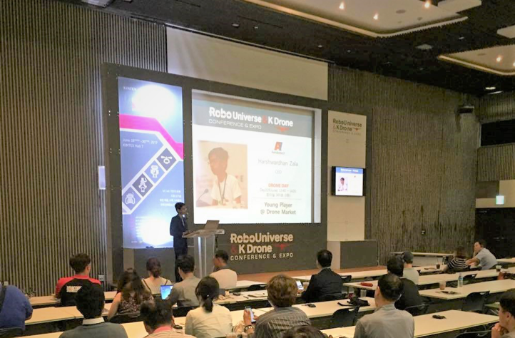 Delivering a keynote speech at the RoboUniverse Global Conference in Seoul, Republic of Korea, in 2017.